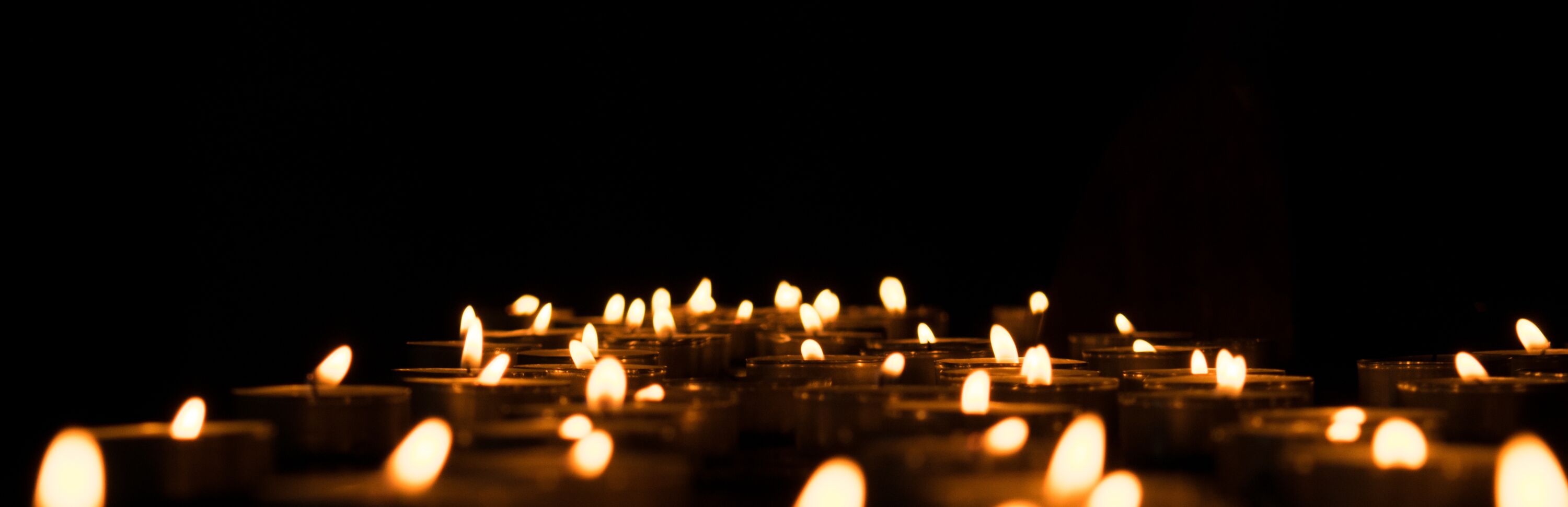 Meditace ve světle svíček